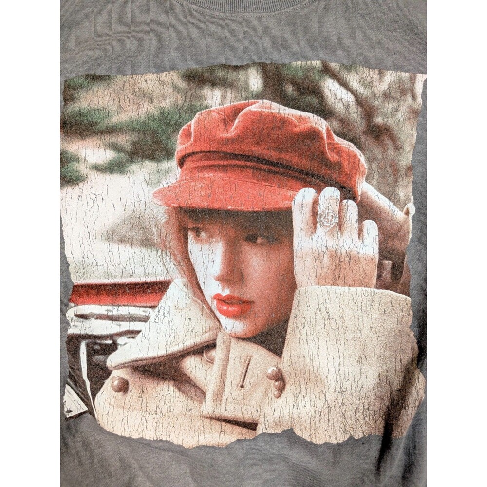 Taylor Swift (TV) Red Album Long Sleeve Crewneck Sweatshirt Women's Size L Gray